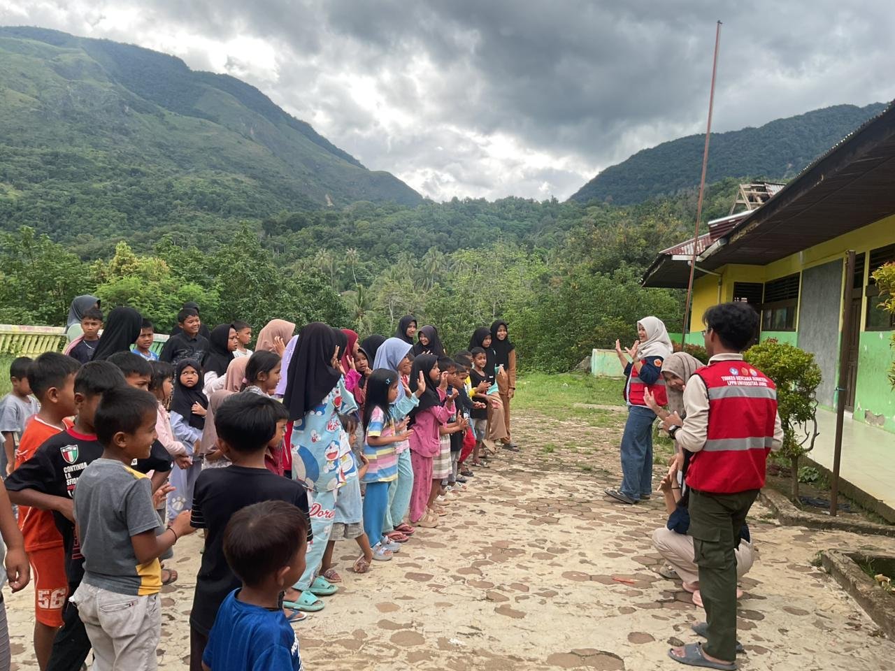 Kegiatan Praktek Cuci Tangan Pakai Sabun untuk mendorong Pembiasaan PHBS pada anak- anak di Paningagahan Pascabencana